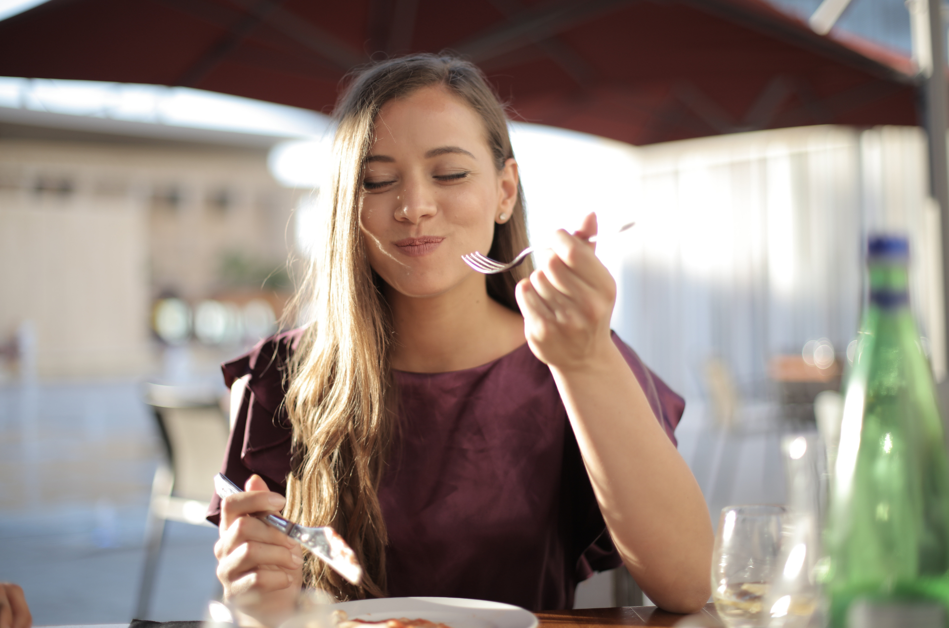 食事をする女性